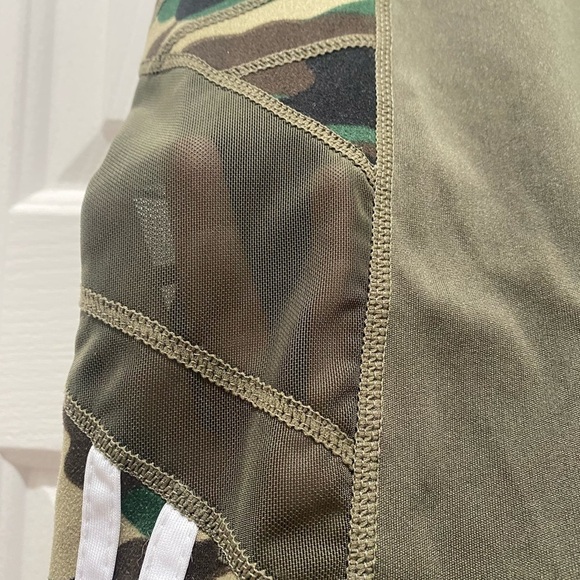 Camo Leggings with Mesh Panel and Thigh Pockets, Large or Extra Large - Picture 3 of 5